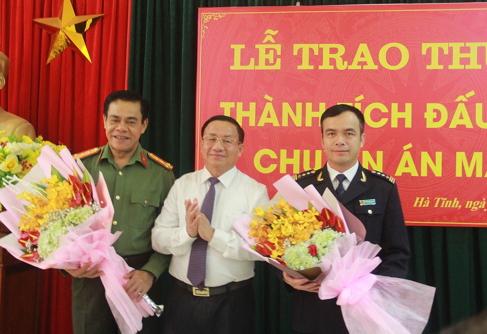 Khen thưởng Ban chuyên án phá đường dây ma túy “khủng” ở vùng biên - 2 Khen thưởng Ban chuyên án phá đường dây ma túy “khủng” ở vùng biên - 2