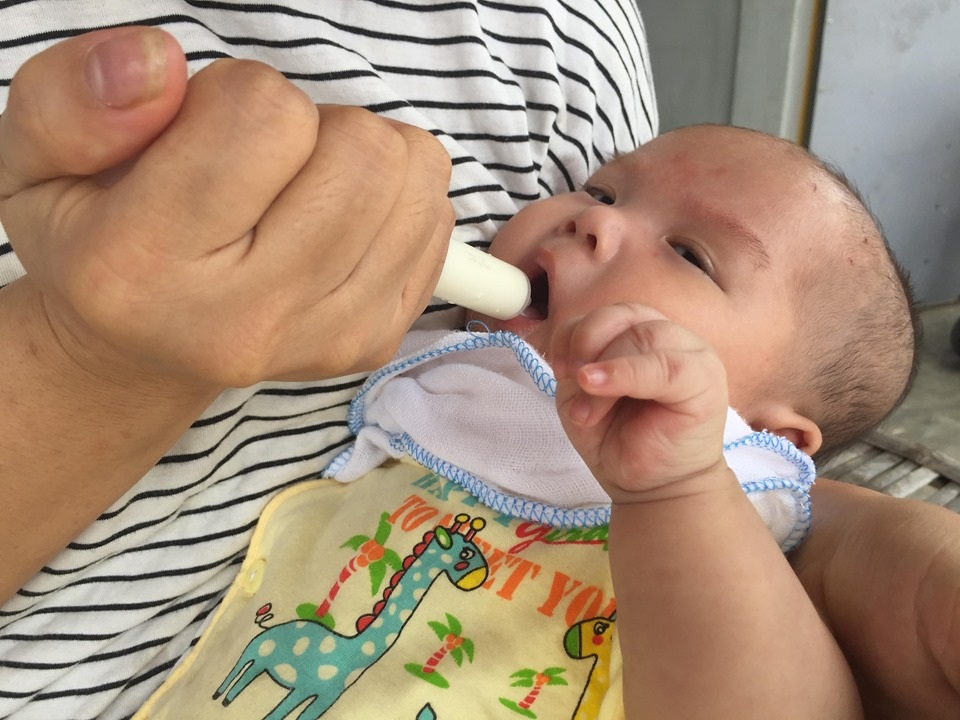 Dù còn chút hy vọng nhỏ nhoi gia đình cũng tìm cách cứu cháu bé - 4 Dù còn chút hy vọng nhỏ nhoi gia đình cũng tìm cách cứu cháu bé - 4