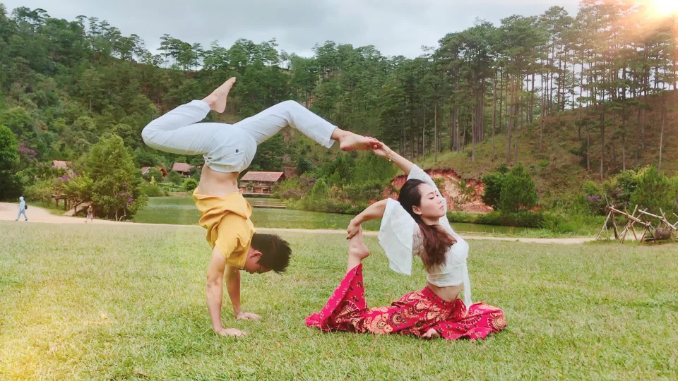 Độc đáo màn biểu diễn của cặp vợ chồng vàng Yoga Việt Nam - 8 Độc đáo màn biểu diễn của cặp vợ chồng vàng Yoga Việt Nam - 8