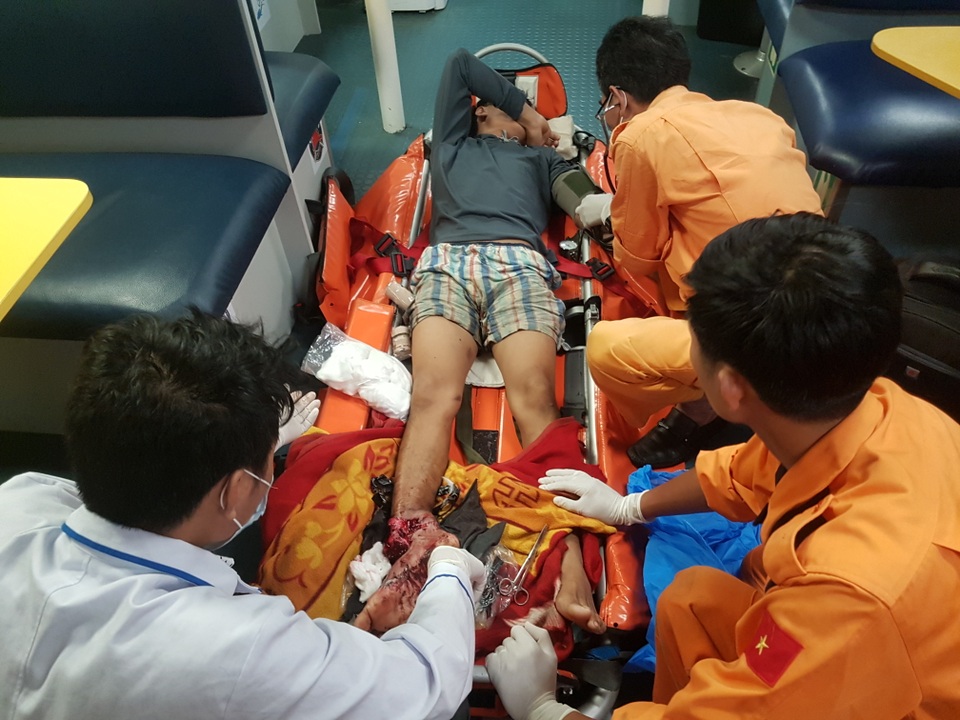 Cấp cứu thuyền viên bị tai nạn lao động đứt lìa bàn chân phải trên vùng biển Hoàng Sa - 2 Cấp cứu thuyền viên bị tai nạn lao động đứt lìa bàn chân phải trên vùng biển Hoàng Sa - 2