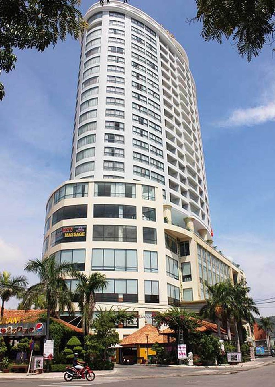 Đang hầu tòa vì chứa mại dâm, chủ KS Bavico lại bị khởi tố - 2