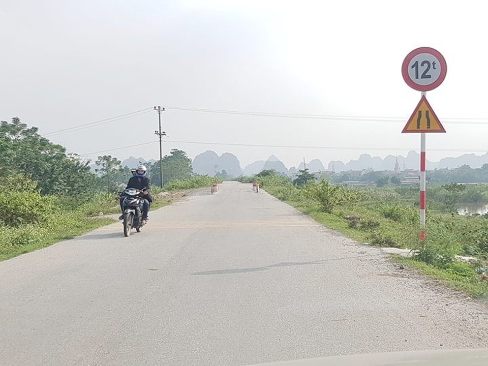 Đê chống lũ mới sửa chữa cả trăm tỷ đồng đã “nứt toác” - 2 Đê chống lũ mới sửa chữa cả trăm tỷ đồng đã “nứt toác” - 2