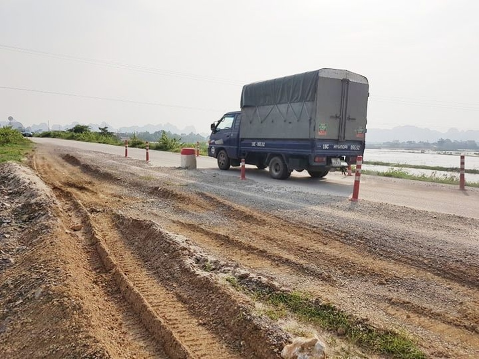 Đê chống lũ mới sửa chữa cả trăm tỷ đồng đã “nứt toác” - 4 Đê chống lũ mới sửa chữa cả trăm tỷ đồng đã “nứt toác” - 4