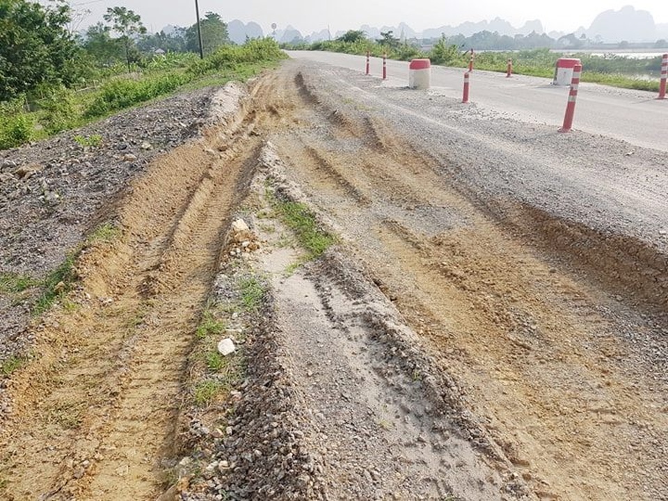 Đê chống lũ mới sửa chữa cả trăm tỷ đồng đã “nứt toác” - 13 Đê chống lũ mới sửa chữa cả trăm tỷ đồng đã “nứt toác” - 13