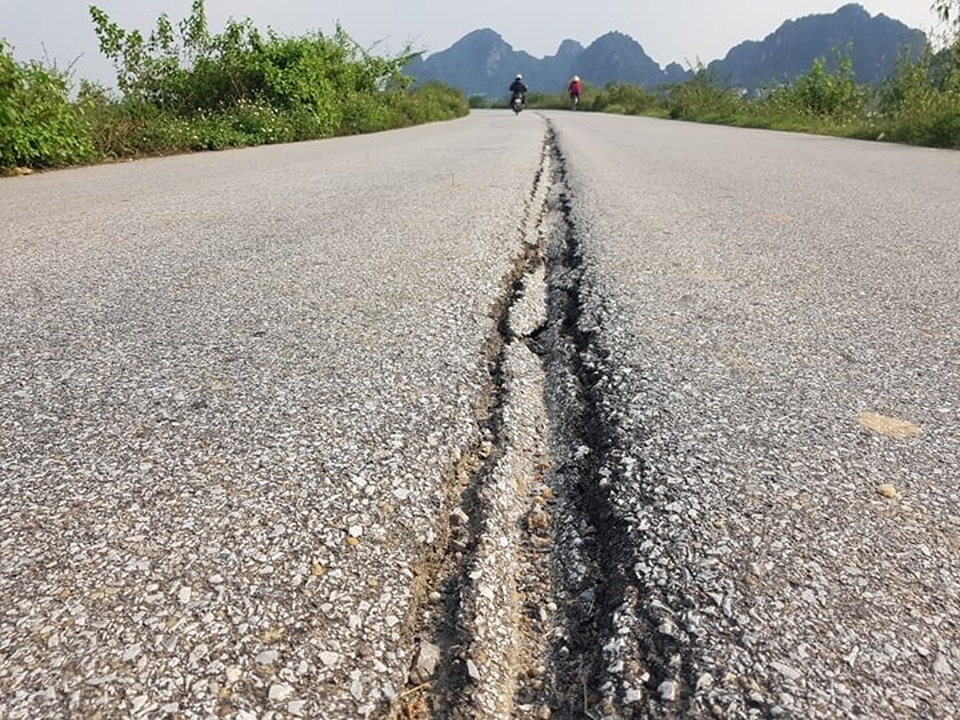 Đê chống lũ mới sửa chữa cả trăm tỷ đồng đã “nứt toác” - 5 Đê chống lũ mới sửa chữa cả trăm tỷ đồng đã “nứt toác” - 5