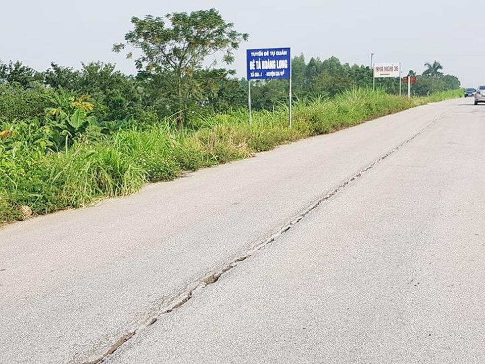 Đê chống lũ mới sửa chữa cả trăm tỷ đồng đã “nứt toác” - 14 Đê chống lũ mới sửa chữa cả trăm tỷ đồng đã “nứt toác” - 14