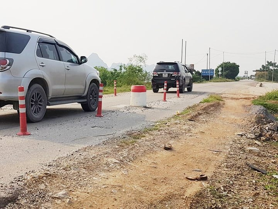 Đê chống lũ mới sửa chữa cả trăm tỷ đồng đã “nứt toác” - 3 Đê chống lũ mới sửa chữa cả trăm tỷ đồng đã “nứt toác” - 3