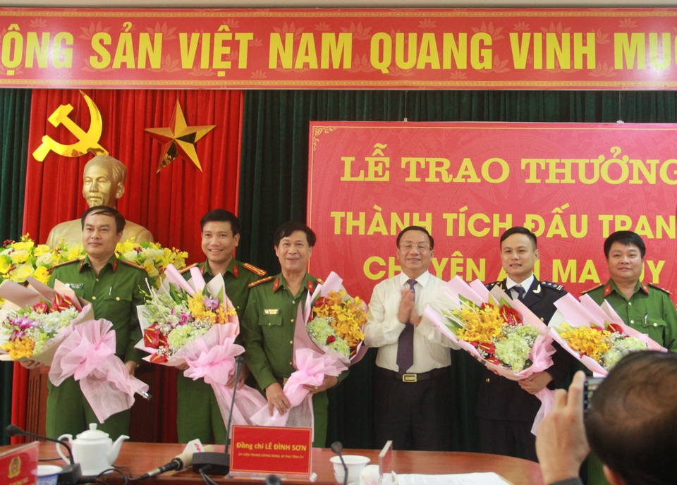 Khen thưởng Ban chuyên án phá đường dây ma túy “khủng” ở vùng biên - 3 Khen thưởng Ban chuyên án phá đường dây ma túy “khủng” ở vùng biên - 3