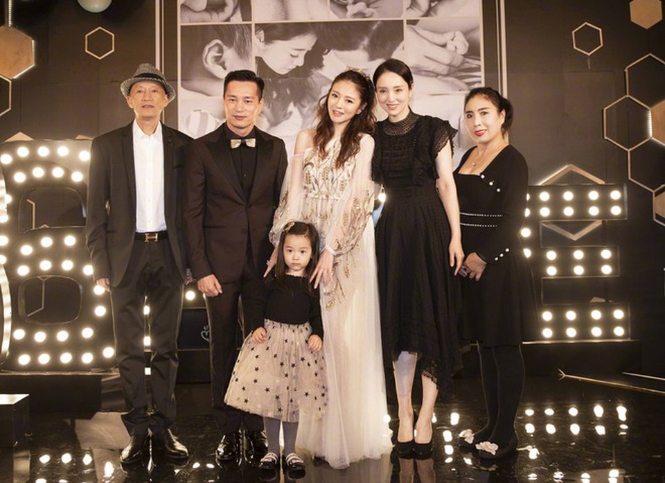 Cuộc sống xa hoa và viên mãn của An Dĩ Hiên bên “ông xã” tỷ phú - 7 Cuộc sống xa hoa và viên mãn của An Dĩ Hiên bên “ông xã” tỷ phú - 7