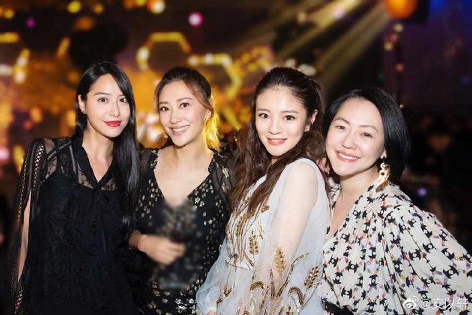 Cuộc sống xa hoa và viên mãn của An Dĩ Hiên bên “ông xã” tỷ phú - 5 Cuộc sống xa hoa và viên mãn của An Dĩ Hiên bên “ông xã” tỷ phú - 5