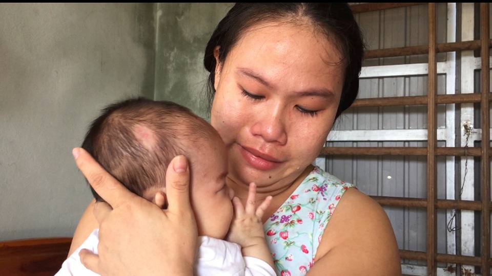 Dù còn chút hy vọng nhỏ nhoi gia đình cũng tìm cách cứu cháu bé - 3 Dù còn chút hy vọng nhỏ nhoi gia đình cũng tìm cách cứu cháu bé - 3
