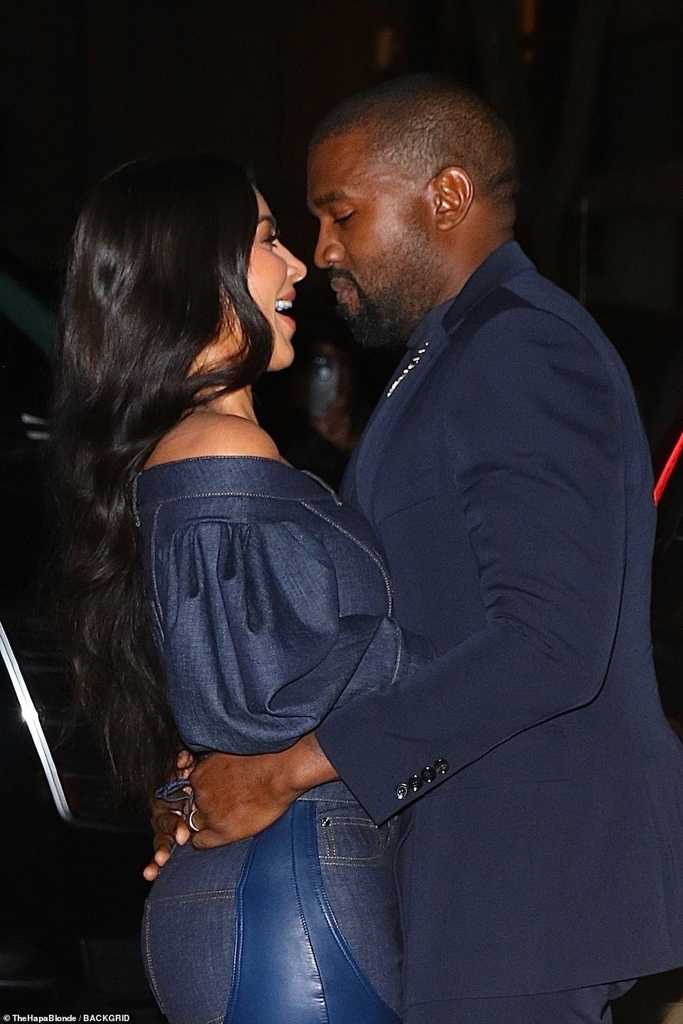 Kim Kardashian diện đồ Jeans lạ mắt khoe dáng nảy nở - 11 Kim Kardashian diện đồ Jeans lạ mắt khoe dáng nảy nở - 11
