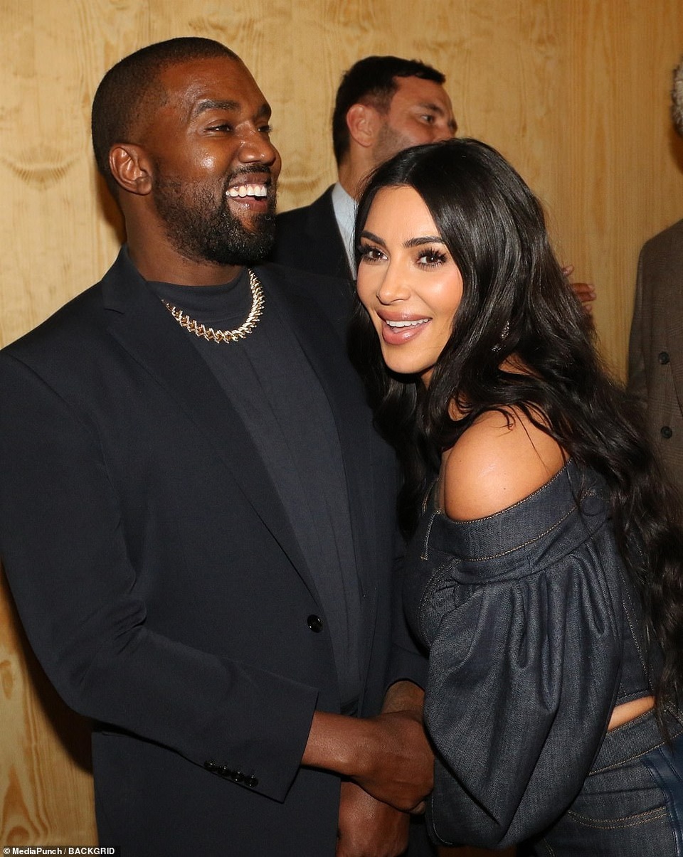 Kim Kardashian diện đồ Jeans lạ mắt khoe dáng nảy nở - 9 Kim Kardashian diện đồ Jeans lạ mắt khoe dáng nảy nở - 9