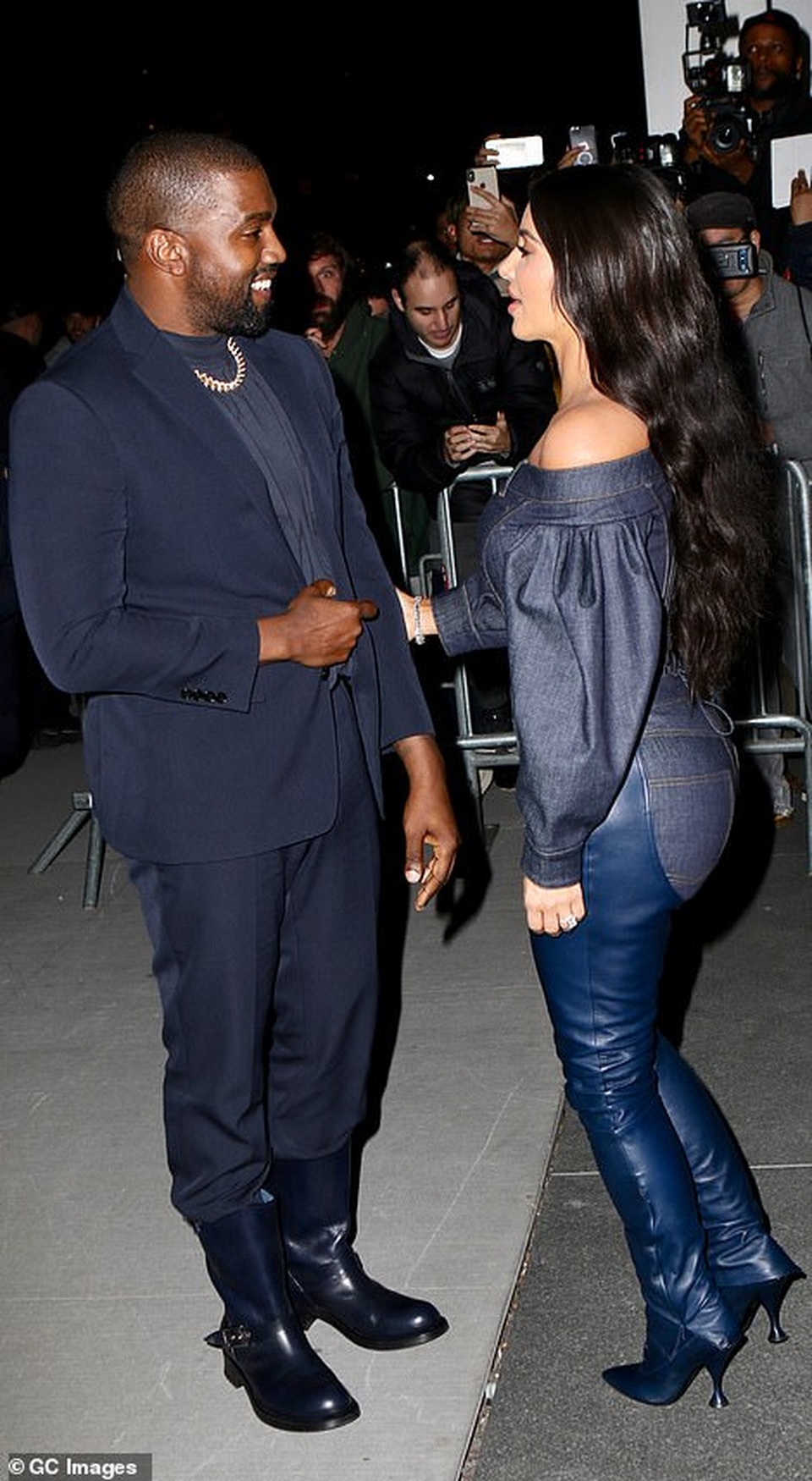Kim Kardashian diện đồ Jeans lạ mắt khoe dáng nảy nở - 12 Kim Kardashian diện đồ Jeans lạ mắt khoe dáng nảy nở - 12