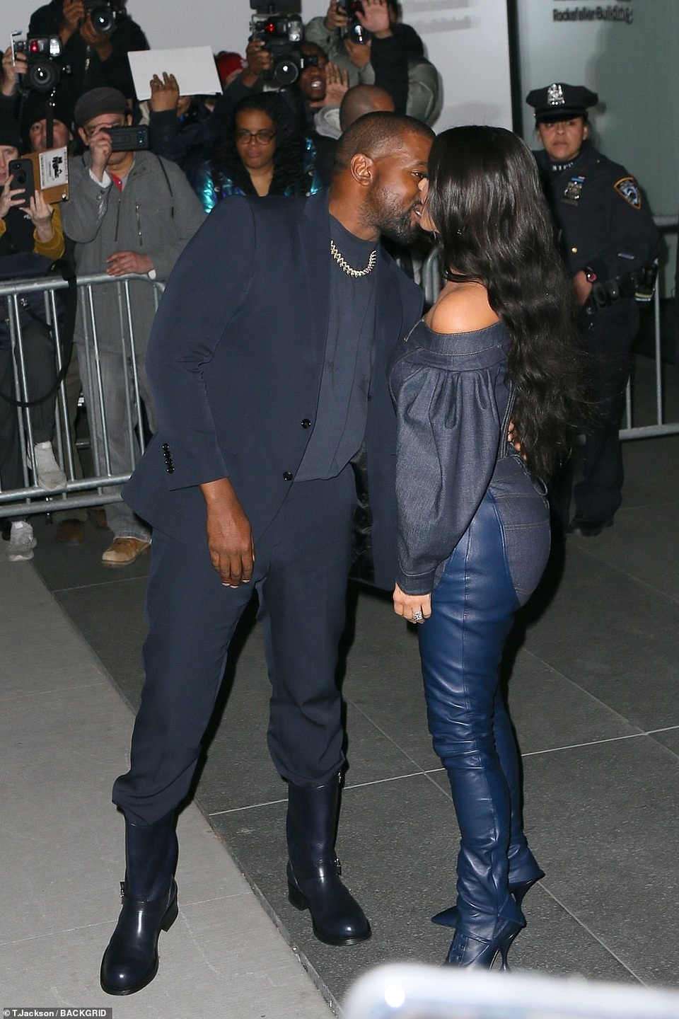 Kim Kardashian diện đồ Jeans lạ mắt khoe dáng nảy nở - 2 Kim Kardashian diện đồ Jeans lạ mắt khoe dáng nảy nở - 2