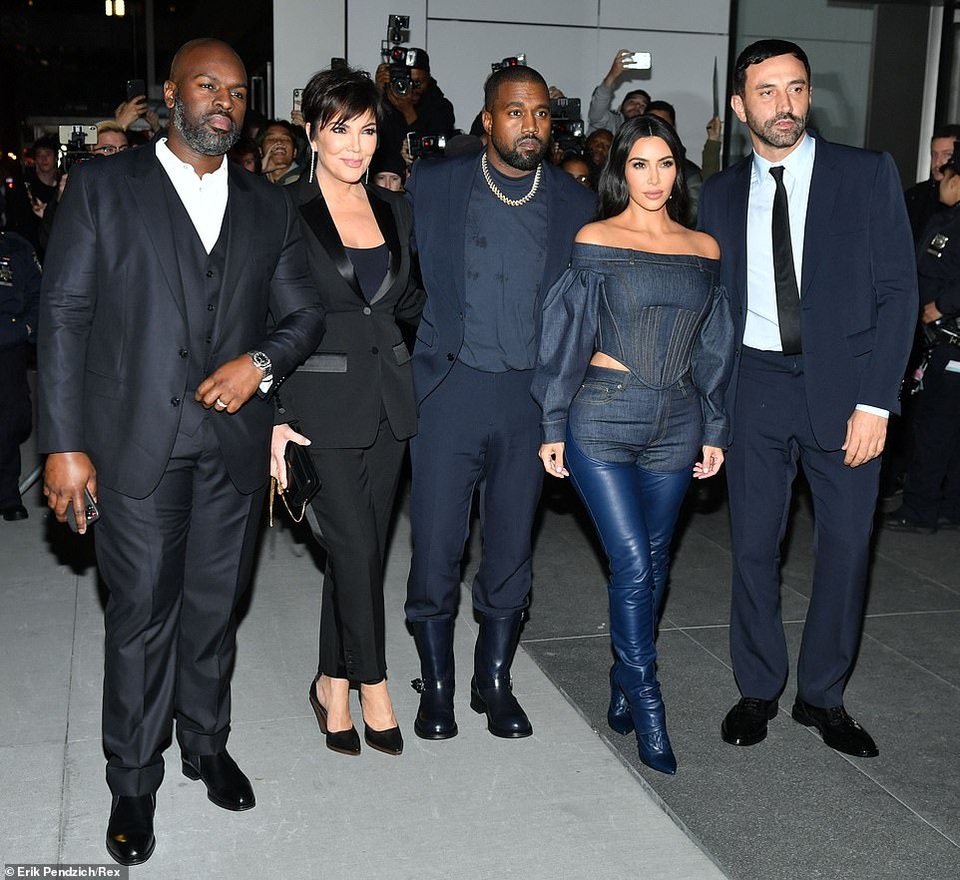 Kim Kardashian diện đồ Jeans lạ mắt khoe dáng nảy nở - 5 Kim Kardashian diện đồ Jeans lạ mắt khoe dáng nảy nở - 5