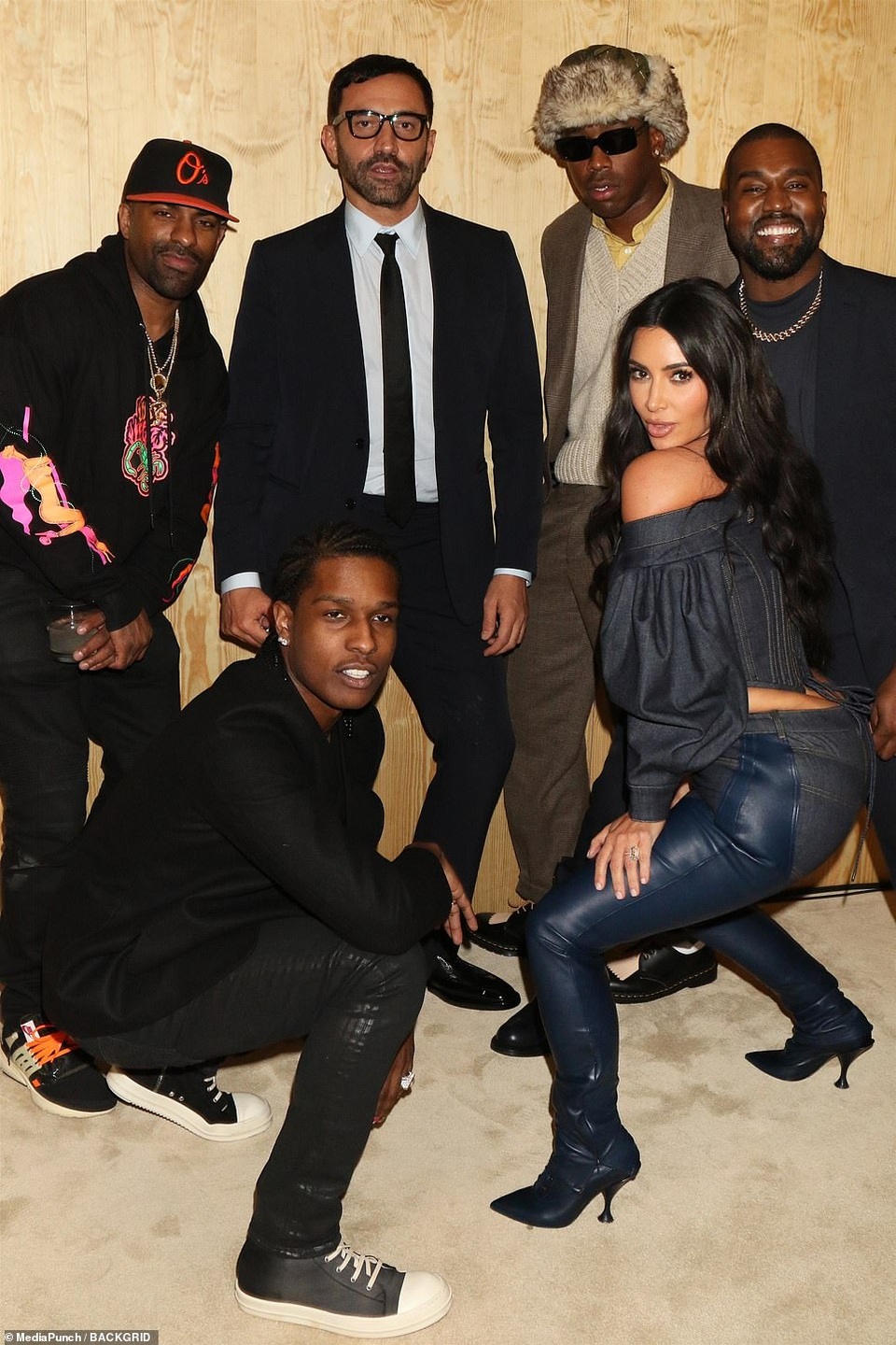 Kim Kardashian diện đồ Jeans lạ mắt khoe dáng nảy nở - 4 Kim Kardashian diện đồ Jeans lạ mắt khoe dáng nảy nở - 4
