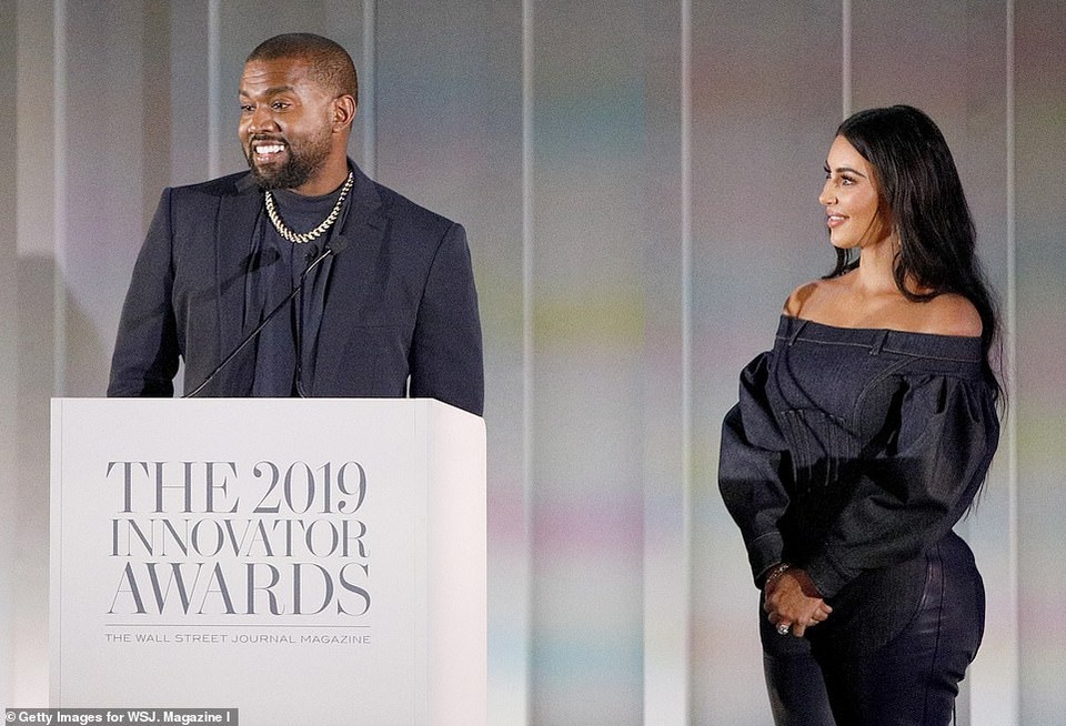 Kim Kardashian diện đồ Jeans lạ mắt khoe dáng nảy nở - 15 Kim Kardashian diện đồ Jeans lạ mắt khoe dáng nảy nở - 15