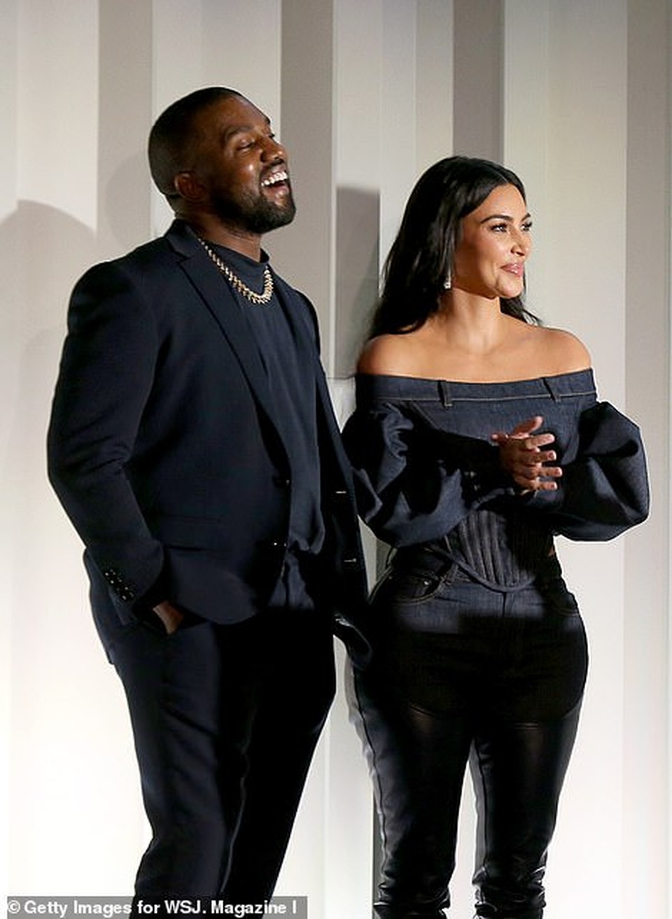Kim Kardashian diện đồ Jeans lạ mắt khoe dáng nảy nở - 14 Kim Kardashian diện đồ Jeans lạ mắt khoe dáng nảy nở - 14