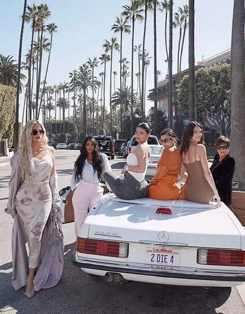 Kendall Jenner diện váy siêu ngắn khoe dáng thanh mảnh - 8