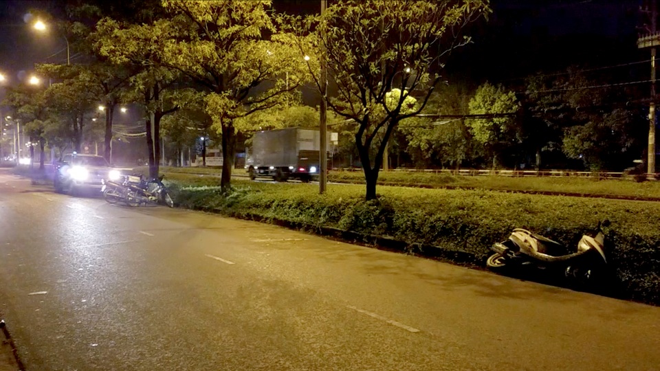 Người đàn ông chết trong tư thế nằm vắt trên dải phân cách - 1 Người đàn ông chết trong tư thế nằm vắt trên dải phân cách - 1