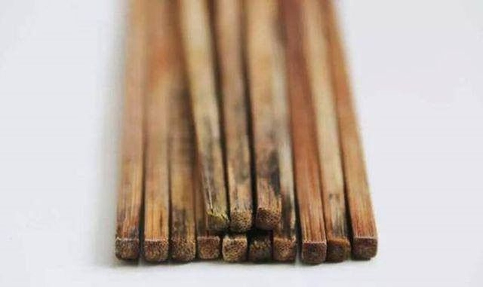Phát hiện đũa có đặc điểm này cần vứt ngay, kẻo ăn phải chất gây ung thư - 1