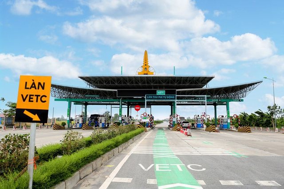 Phạt 1,2 triệu đồng ô tô thiếu thẻ nhưng đi vào làn thu phí không dừng - 1 Phạt 1,2 triệu đồng ô tô thiếu thẻ nhưng đi vào làn thu phí không dừng - 1