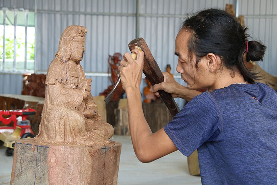 Chàng trai có tài “hô biến” gốc cây thành tượng HLV Park Hang Seo sinh động - 12 Chàng trai có tài “hô biến” gốc cây thành tượng HLV Park Hang Seo sinh động - 12