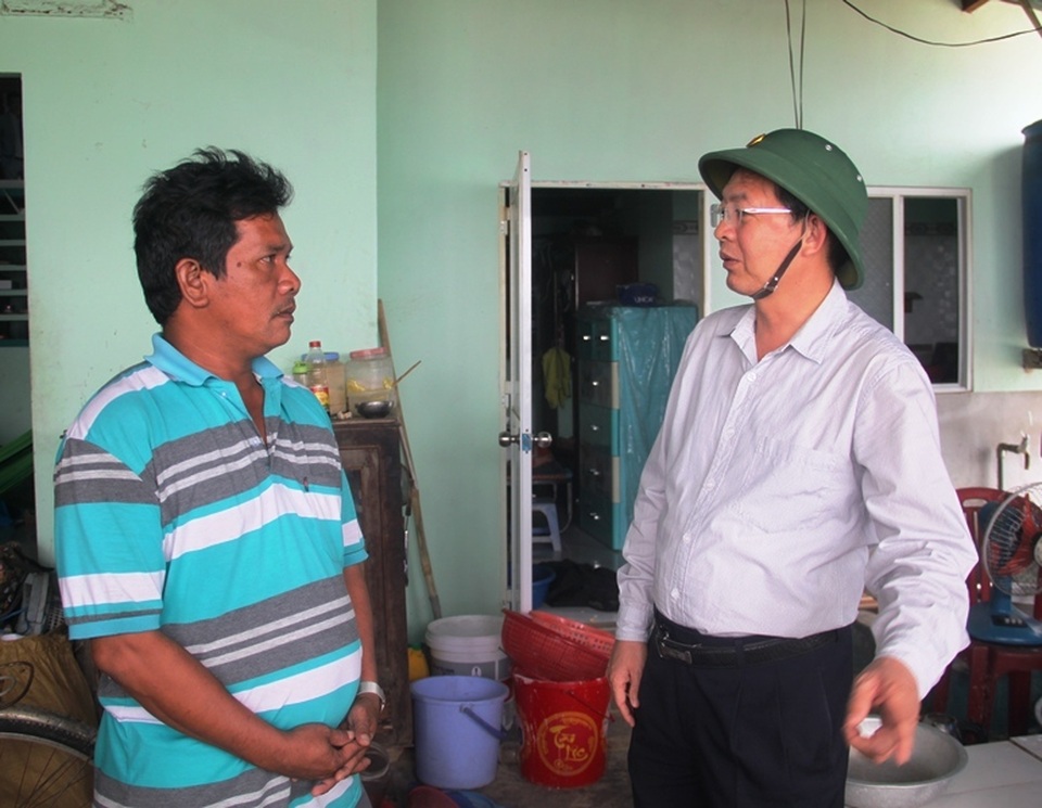 Dân cuống cuồng chèn chống nhà cửa lo ứng phó bão số 6 - 2 Dân cuống cuồng chèn chống nhà cửa lo ứng phó bão số 6 - 2
