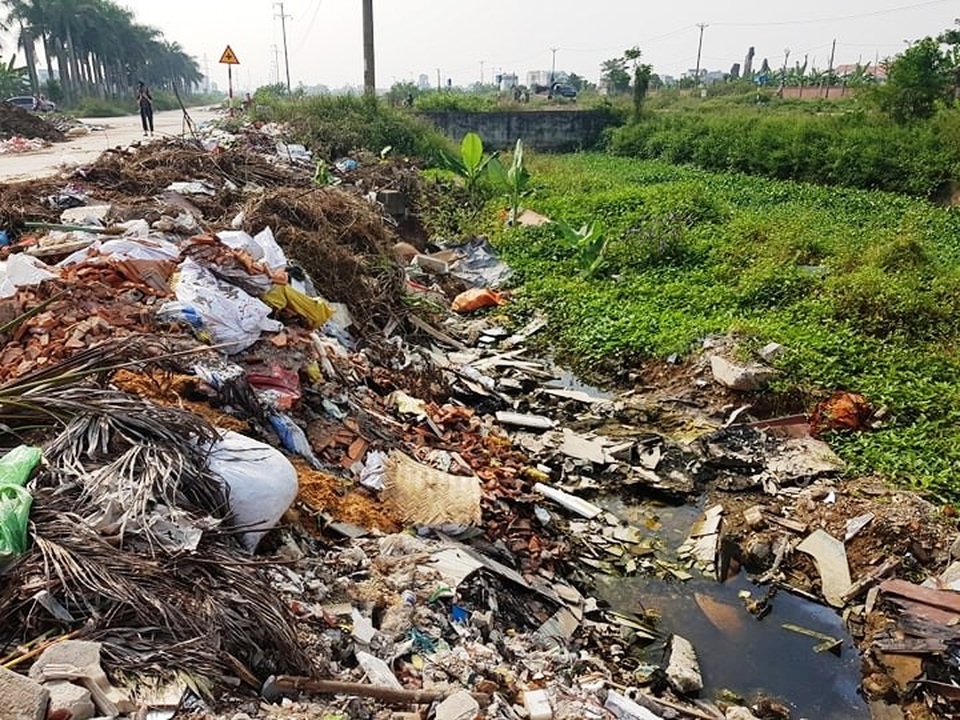 Thành phố Ninh Bình tràn ngập rác, bị “biến” thành bãi chứa chất thải khổng lồ! - 7 Thành phố Ninh Bình tràn ngập rác, bị “biến” thành bãi chứa chất thải khổng lồ! - 7