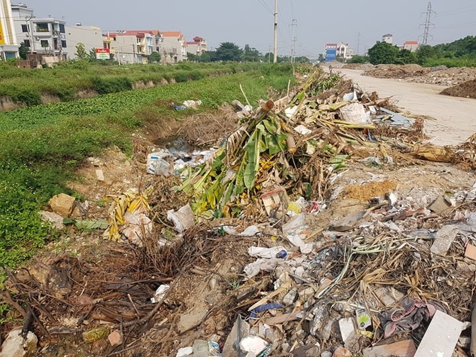 Thành phố Ninh Bình tràn ngập rác, bị “biến” thành bãi chứa chất thải khổng lồ! - 9 Thành phố Ninh Bình tràn ngập rác, bị “biến” thành bãi chứa chất thải khổng lồ! - 9
