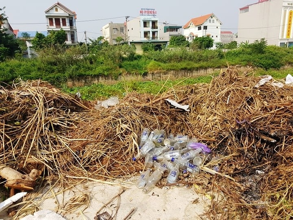 Thành phố Ninh Bình tràn ngập rác, bị “biến” thành bãi chứa chất thải khổng lồ! - 6 Thành phố Ninh Bình tràn ngập rác, bị “biến” thành bãi chứa chất thải khổng lồ! - 6