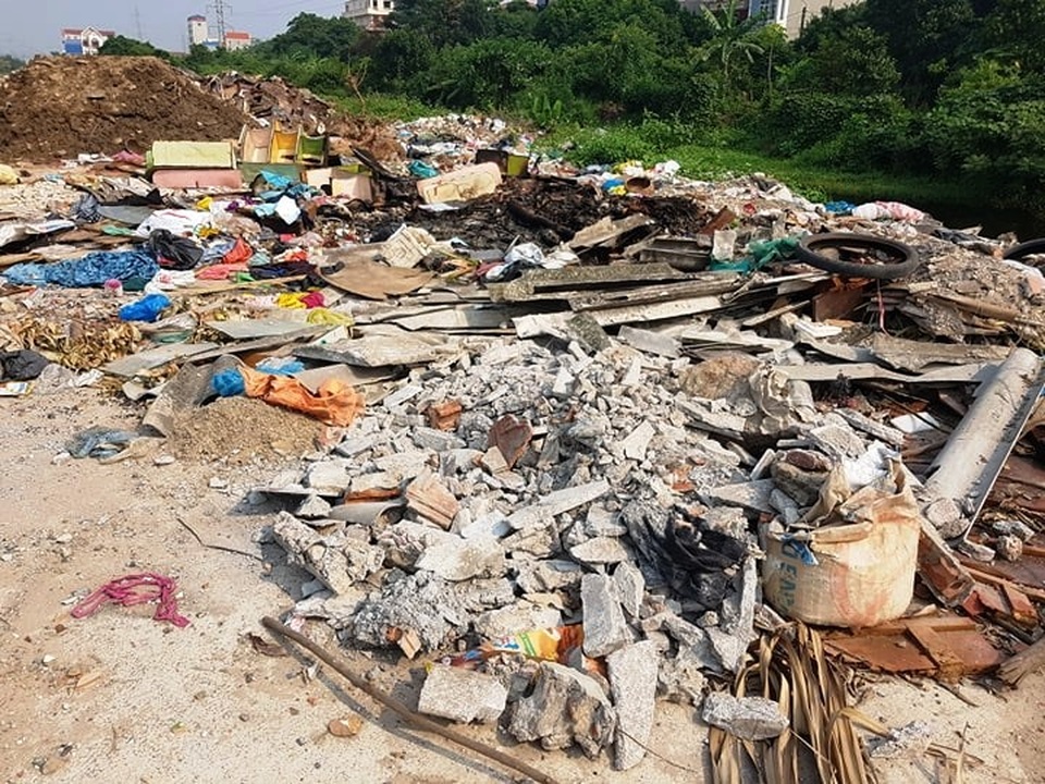 Thành phố Ninh Bình tràn ngập rác, bị “biến” thành bãi chứa chất thải khổng lồ! - 3 Thành phố Ninh Bình tràn ngập rác, bị “biến” thành bãi chứa chất thải khổng lồ! - 3