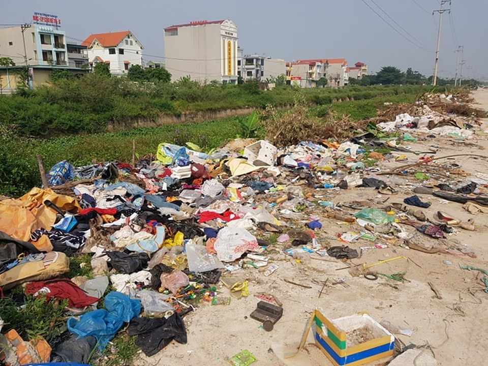 Thành phố Ninh Bình tràn ngập rác, bị “biến” thành bãi chứa chất thải khổng lồ! - 2 Thành phố Ninh Bình tràn ngập rác, bị “biến” thành bãi chứa chất thải khổng lồ! - 2