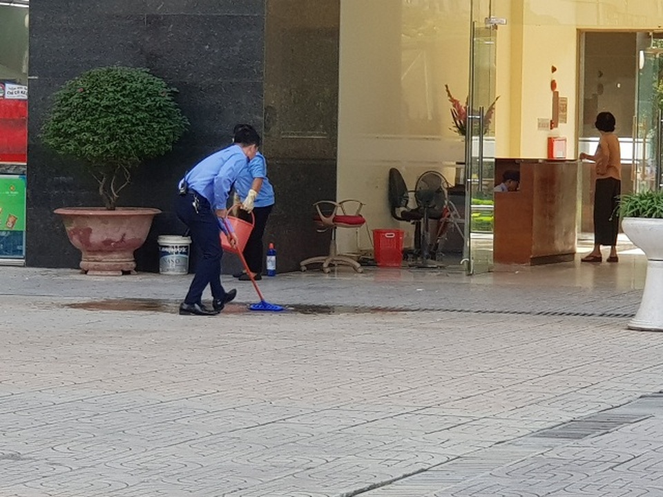 Rơi từ tầng 20 xuống đất, người phụ nữ tử vong tại chỗ - 6 Rơi từ tầng 20 xuống đất, người phụ nữ tử vong tại chỗ - 6