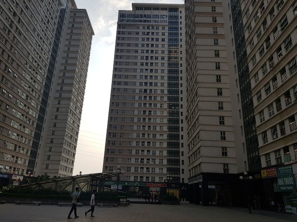 Rơi từ tầng 20 xuống đất, người phụ nữ tử vong tại chỗ - 3 Rơi từ tầng 20 xuống đất, người phụ nữ tử vong tại chỗ - 3