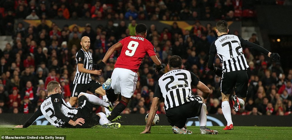 Hàng công thăng hoa, Man Utd giành vé đi tiếp sớm - 3 Hàng công thăng hoa, Man Utd giành vé đi tiếp sớm - 3