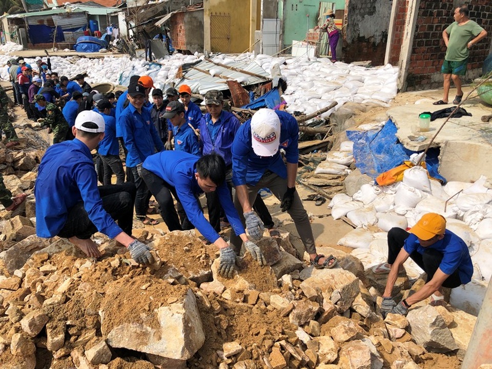 Đang tan hoang sau bão số 5, làng chài lại cuống cuồng chạy bão số 6 - 3 Đang tan hoang sau bão số 5, làng chài lại cuống cuồng chạy bão số 6 - 3