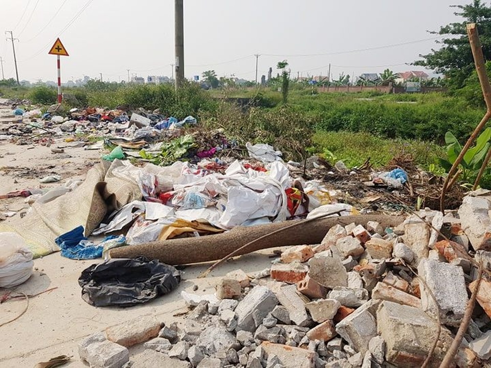 Thành phố Ninh Bình tràn ngập rác, bị “biến” thành bãi chứa chất thải khổng lồ! - 12 Thành phố Ninh Bình tràn ngập rác, bị “biến” thành bãi chứa chất thải khổng lồ! - 12