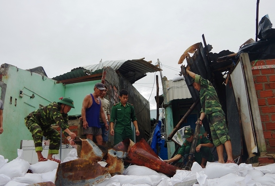 Đang tan hoang sau bão số 5, làng chài lại cuống cuồng chạy bão số 6 - 1 Đang tan hoang sau bão số 5, làng chài lại cuống cuồng chạy bão số 6 - 1