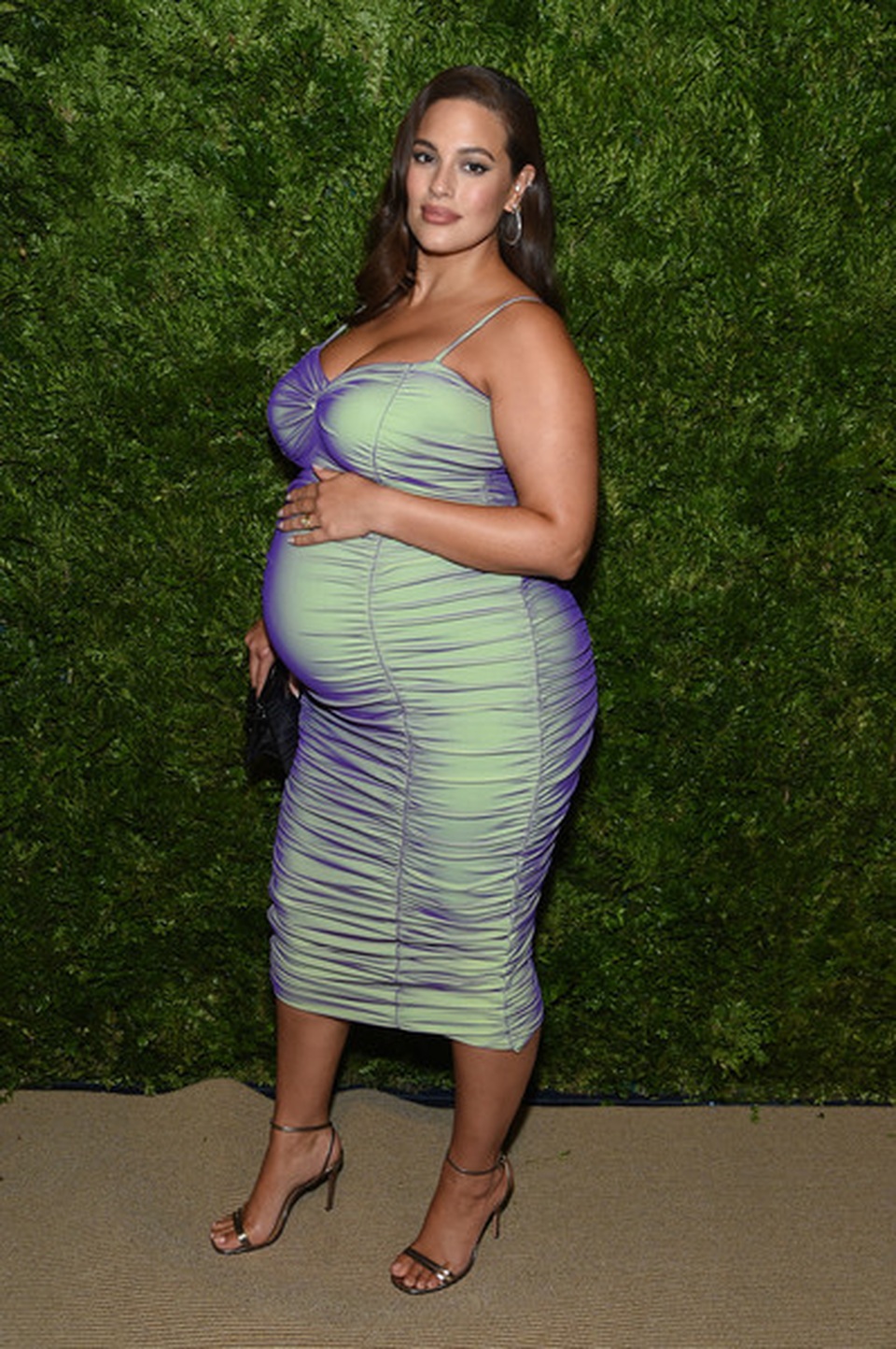 Ashley Graham hé lộ giới tính em bé trong bụng - 2 Ashley Graham hé lộ giới tính em bé trong bụng - 2