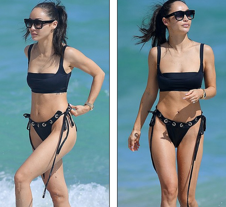 Cara Santana khoe dáng gợi cảm và thon thả trên biển - 1 Cara Santana khoe dáng gợi cảm và thon thả trên biển - 1