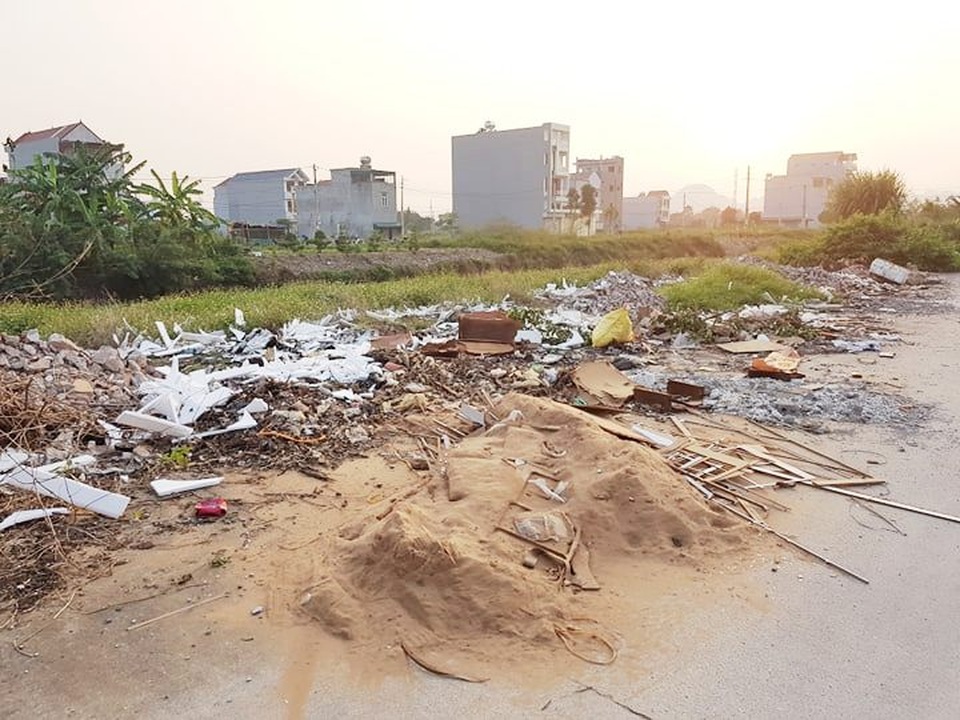 Thành phố Ninh Bình tràn ngập rác, bị “biến” thành bãi chứa chất thải khổng lồ! - 13 Thành phố Ninh Bình tràn ngập rác, bị “biến” thành bãi chứa chất thải khổng lồ! - 13