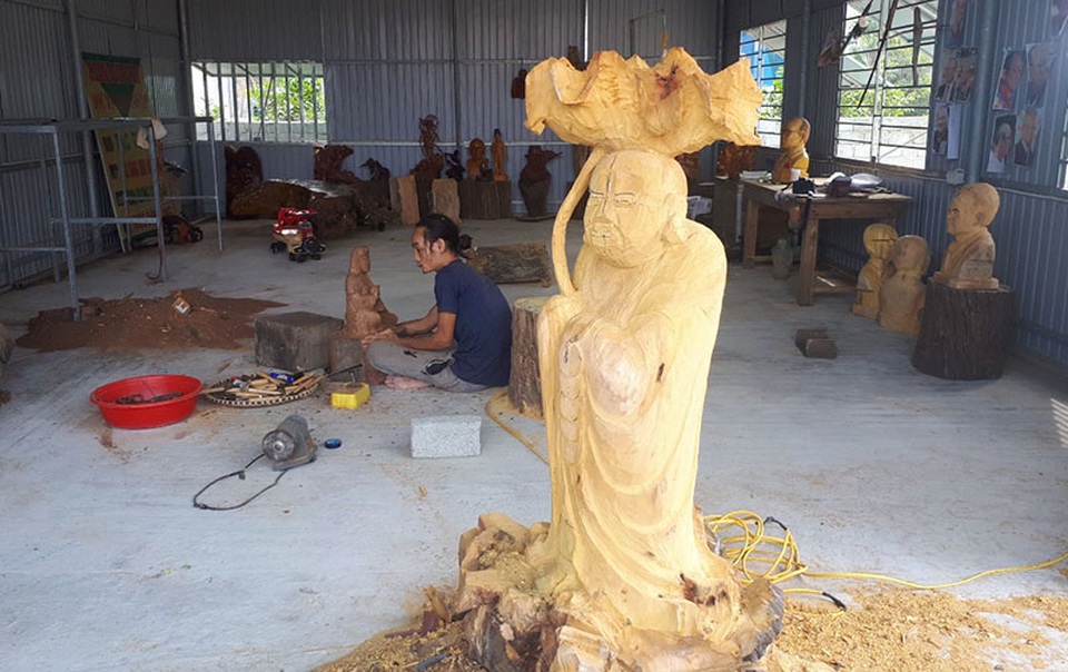 Chàng trai có tài “hô biến” gốc cây thành tượng HLV Park Hang Seo sinh động - 1 Chàng trai có tài “hô biến” gốc cây thành tượng HLV Park Hang Seo sinh động - 1