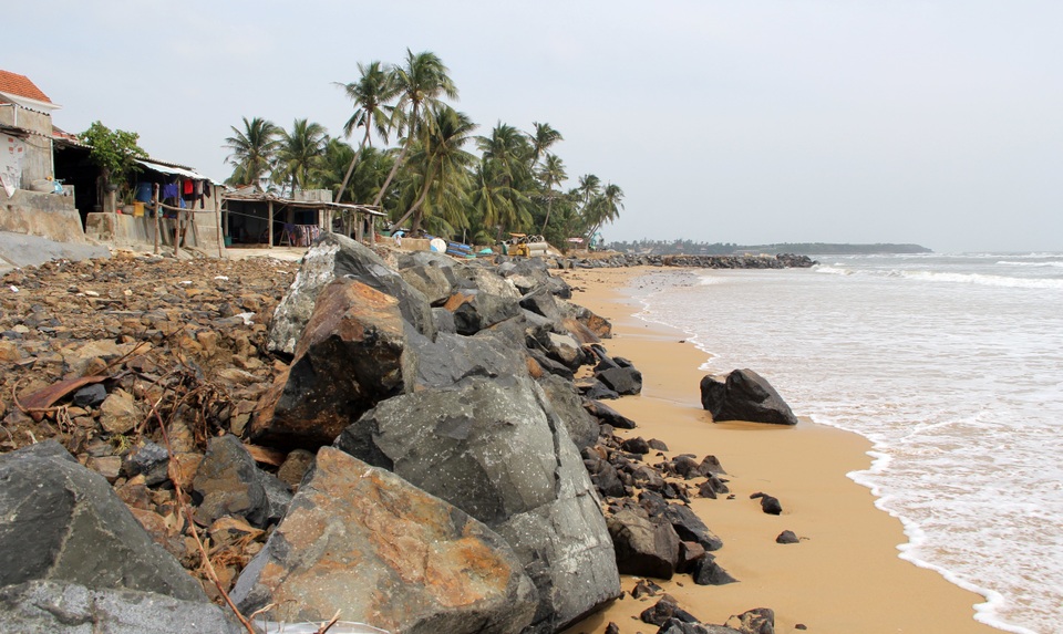 Triều cường, sạt lở uy hiếp hàng chục hộ dân tại Phú Yên - 5 Triều cường, sạt lở uy hiếp hàng chục hộ dân tại Phú Yên - 5