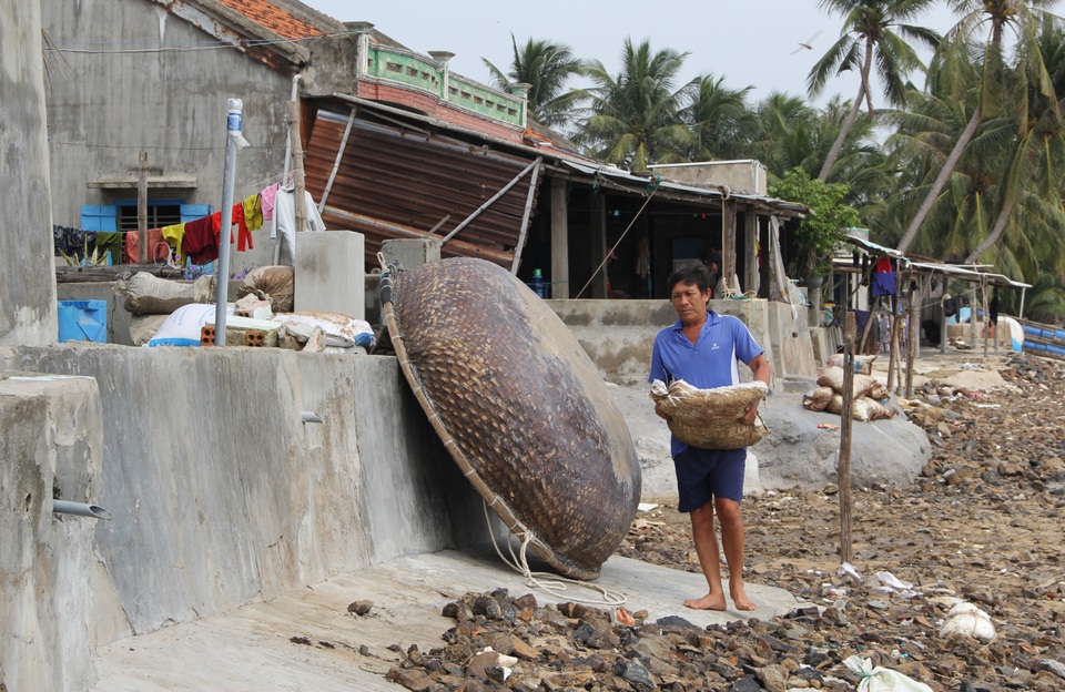 Triều cường, sạt lở uy hiếp hàng chục hộ dân tại Phú Yên - 3 Triều cường, sạt lở uy hiếp hàng chục hộ dân tại Phú Yên - 3