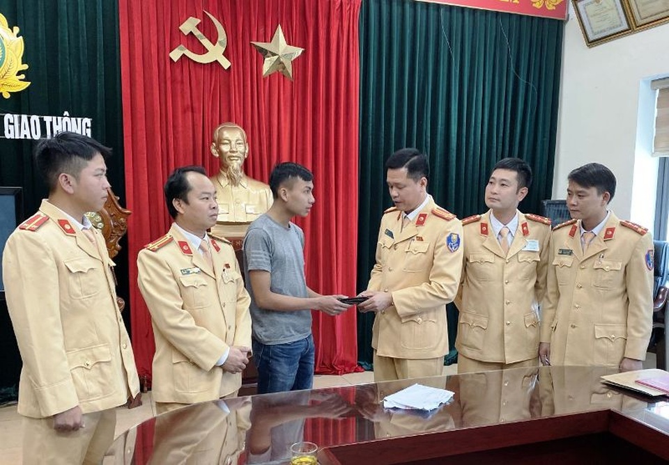 Cảnh sát giao thông trả lại 20 triệu đồng cho người đánh rơi - 1
