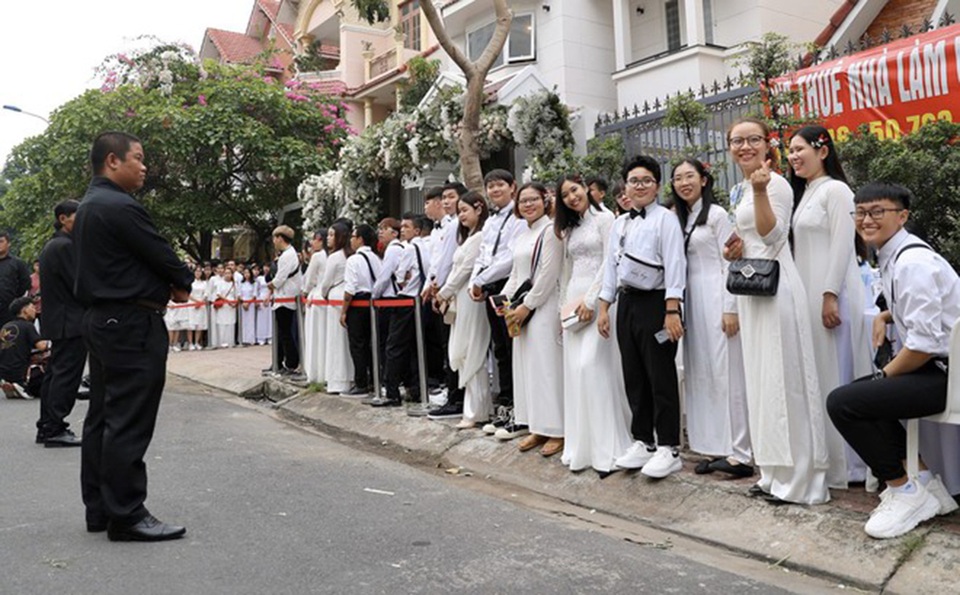 Đông Nhi - Ông Cao Thắng hôn nhau say đắm trong lễ vu quy - 6 Đông Nhi - Ông Cao Thắng hôn nhau say đắm trong lễ vu quy - 6