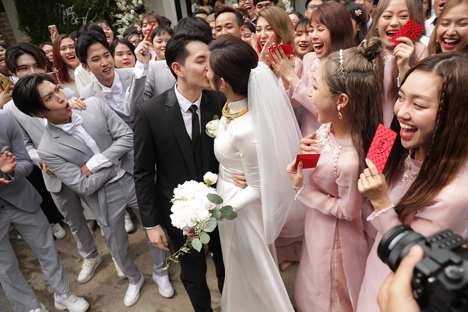 Đông Nhi - Ông Cao Thắng hôn nhau say đắm trong lễ vu quy - 12 Đông Nhi - Ông Cao Thắng hôn nhau say đắm trong lễ vu quy - 12