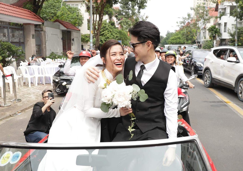 Đông Nhi - Ông Cao Thắng hôn nhau say đắm trong lễ vu quy - 16 Đông Nhi - Ông Cao Thắng hôn nhau say đắm trong lễ vu quy - 16